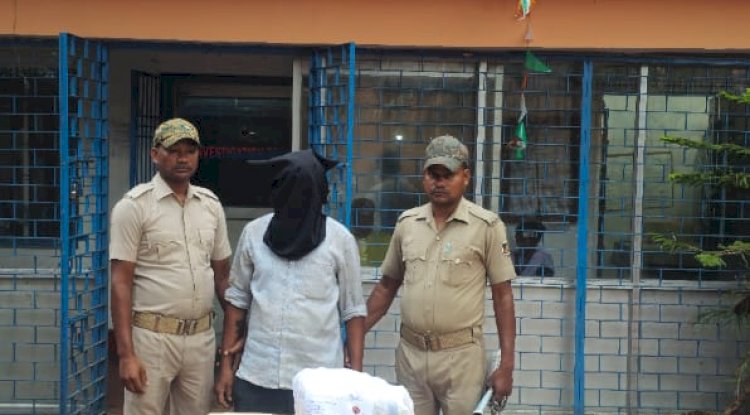 दो किलो से ज़्यादा गाँजा के साथ एक गिरफ्तार 