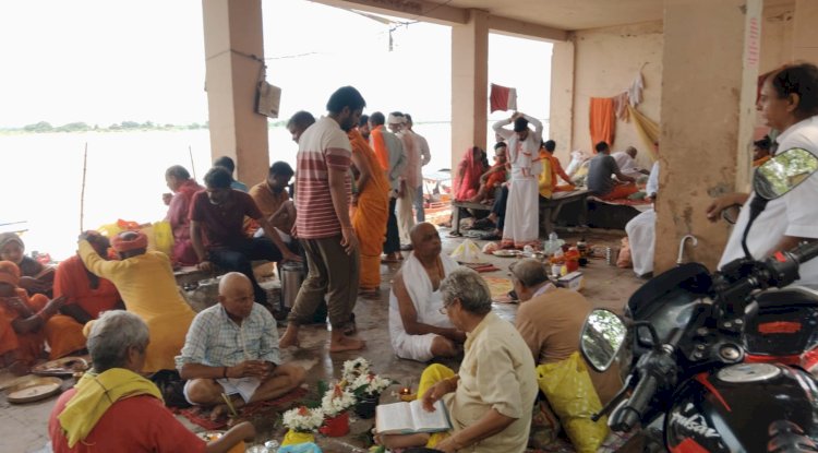 भरत कुंड में पिंडदान करने पहुंचे देश विदेश से लोग