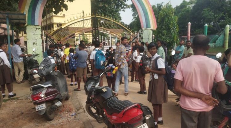 समय से जरा सी देरी हुई तो स्कूल में नहीं दिया गया प्रवेश