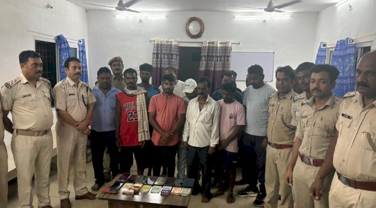 मुर्गा लडाई जुआ खेलने वालों को पुलिस ने किया गिरफ्तार भारी मात्रा में वाहन जब्त