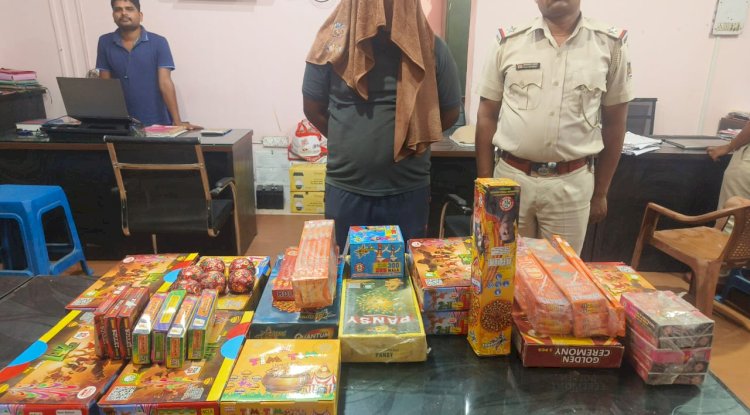 अवैध पटाका व्यवसायी पर पुलिस की कार्यवाही 