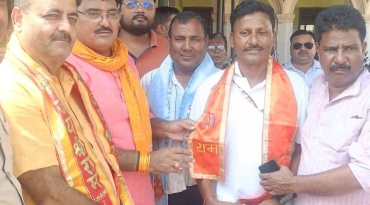 सरयू नदी से बच्चे को बाहर निकालने वाले जल पुलिस को विधायक अजय सिंह ने किया सम्मानित 