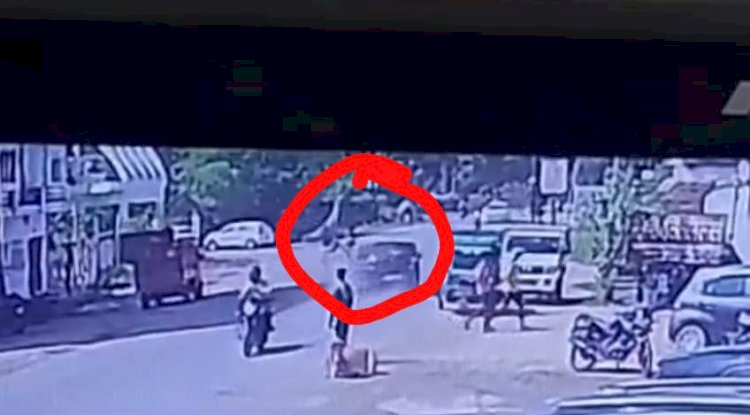 कार के धक्के से उछला मोटरसाइकिल