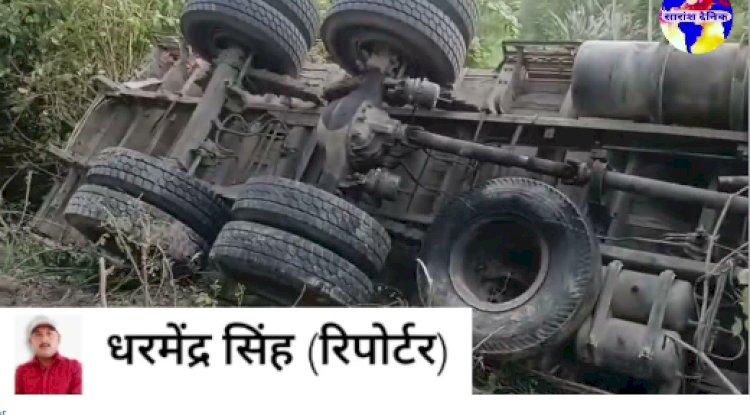 खाद्ध से लदी ट्रक पलटी तीन घायल 