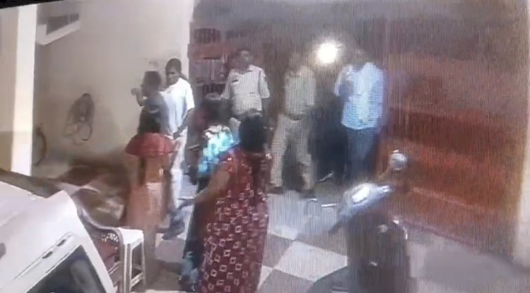 बिना सर्च वारंट के जबरन घर में घुसी पुलिस