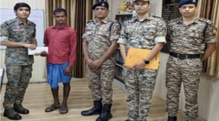 एक लाख के इनामी‌ नक्सली ने किया आत्मसमर्पण