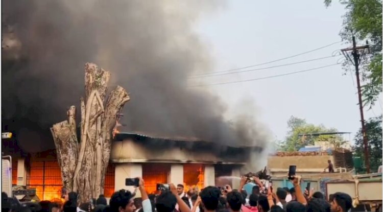 कचरा कलेक्सन सेंटर में लगी आग 