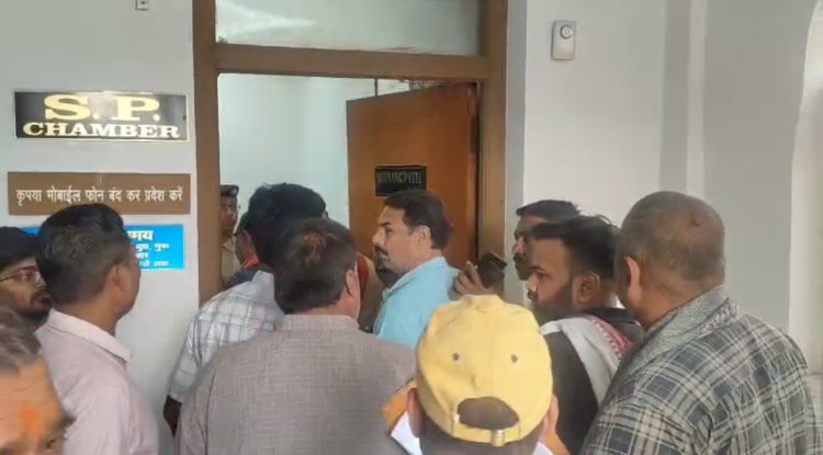 टिल्लू शर्मा पर फूटा घठ बस्तियों उत्तर भारतीयों का गुस्सा 