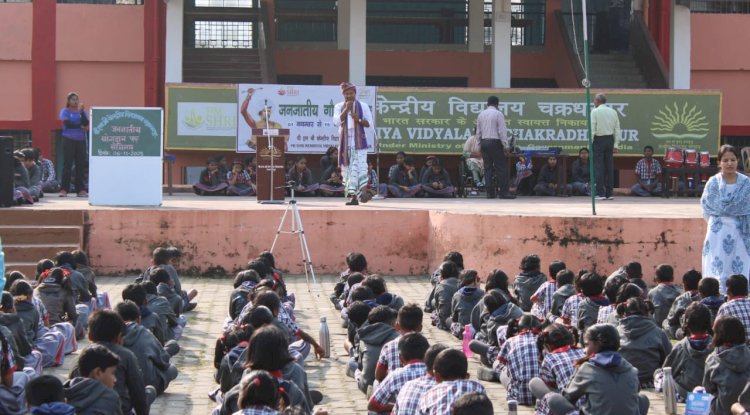 रबिन्द्र गिलुवा ने केंद्रीय विद्यालय चक्रधरपुर में हो आदिवासियों की गाथा सुनाई