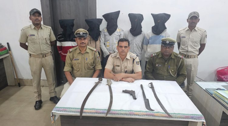 घातक हथियारों के साथ पाँच गिरफ्तार 