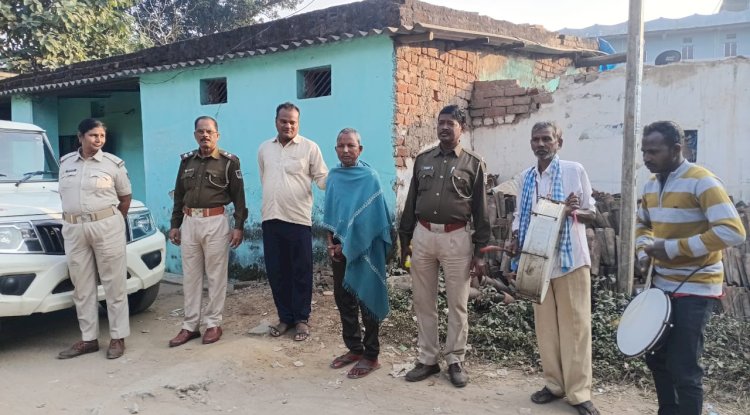 चार फरार अपराधियों के घर लगा पुलिस का नोटिस