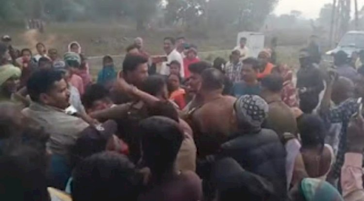 दो घंटे तक अबकारी प्रभारी को लोगों ने बंधक बनाकर रखा