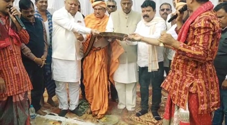 डॉक्टर देवेंद्र प्रधान की याद में मूर्ति लगाने के लिए भूमि पूजन