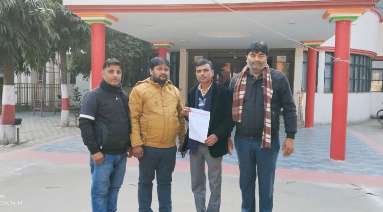 पत्रकार करुणाकर राम त्रिपाठी के साथ अभद्रता करने के संबंध में इंडियन जर्नलिस्ट एसोसिएशन ने जिलाधिकारी महराजगंज को दिया ज्ञापन