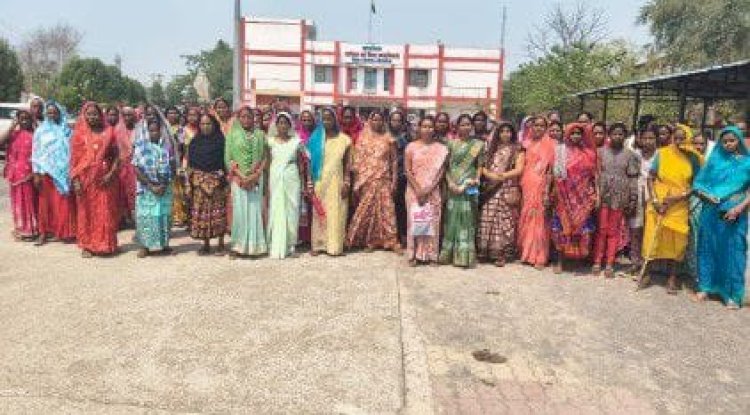 शराब दुकान के खिलाफ सैकड़ों महिलाएं पहुँची कलेक्टर के पास