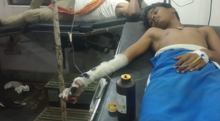 दो मोटरसाइकिल आपस में टकराईं तीन घायल