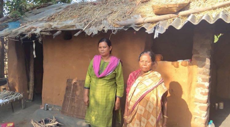 आवास योजना से बंचित दस कठीया कलाकार का परिवार