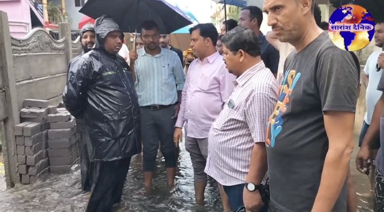 विधायक ने पानी में घुस कर डूबे इलाके का किया दौरा