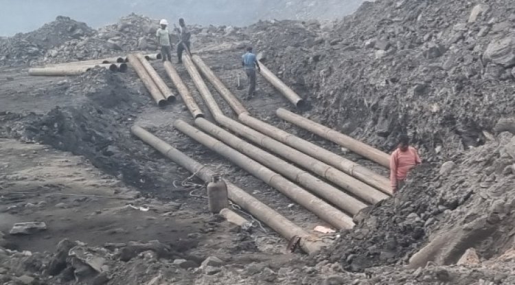 बिना सेफ्टी जैकेट और हेलमेट के काम चल रहा है