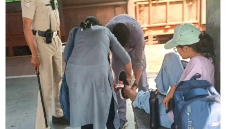 चलती ट्रेन में चढ़ने के प्रयास में गिरी यूवती:आरपीएफ ने की त्वरित कार्यवाही