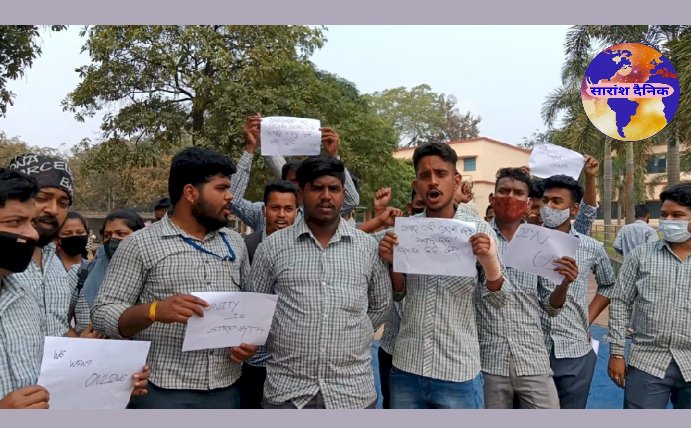 परीक्षा रद्द करने के लिए स्नातक के विद्यार्थीयो का आंदोलन