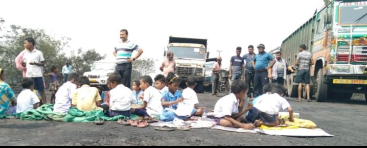 विद्यार्थीयो ने मांग पूरी करने के लिए सड़क पर कक्षा लगाई 