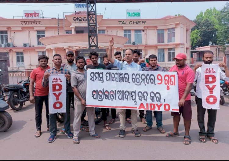 सभी यात्री ट्रेनो और किराया पहले जैसे करने की मांग 