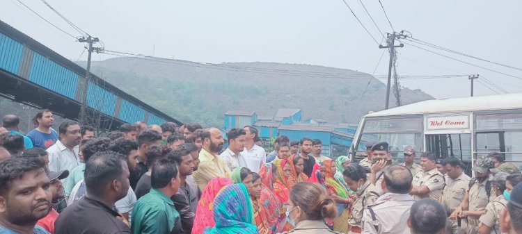 खनन ठेका श्रमिक हड़ताल पर