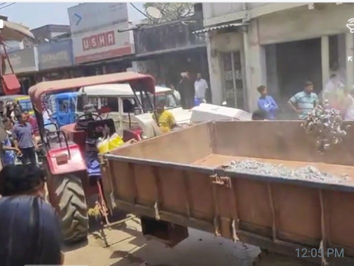 सड़क पर अचानक बिखरने लगी गिट्टी बाल बाल बची गर्भवती 