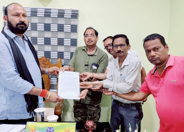 डीएवी स्कूल के बंद होने से अभिभावको में रोष 