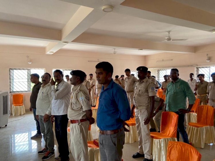 दो पुलिस कर्मियों को दी गई विदाई 