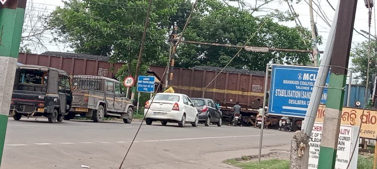 डेढ़ घंटे तक बंद रही फाटक सड़क पर वाहनों की लंबी कतार लगी रही