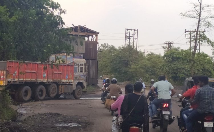 जर्जर सड़क की सुध लेने वाला कोई नहीं
