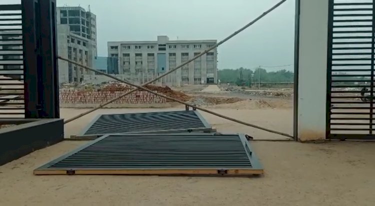 स्कूल के मुख्य द्वार में दबकर दो सुरक्षाकर्मीयो की मौत