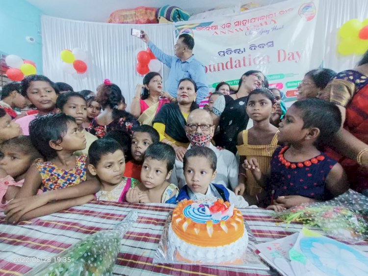 अनाथ बच्चों ने मनाया सामुहिक जन्मदिन 