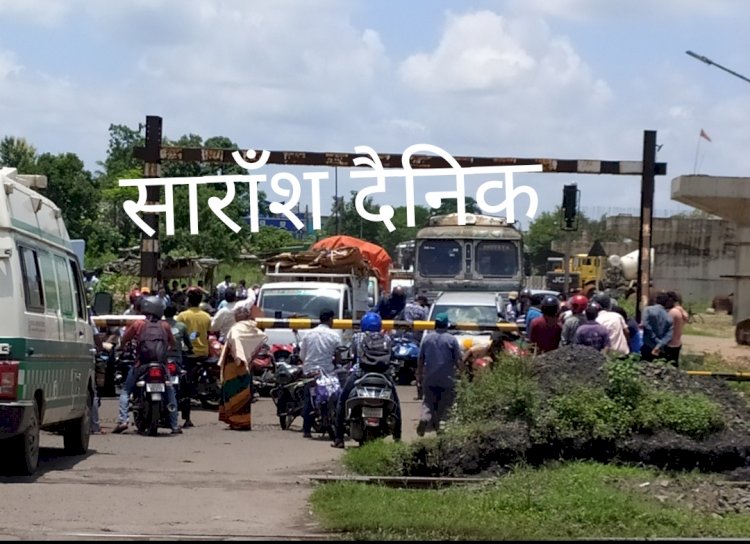 फाटक में घंटो अटकी रही एंबुलेंस 