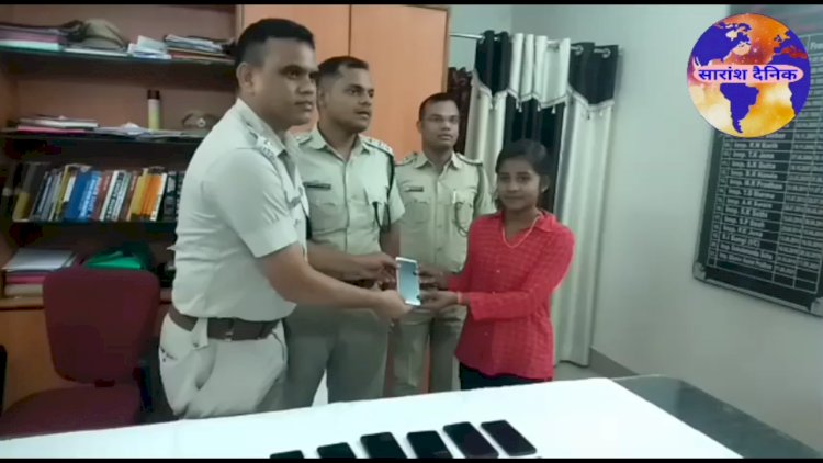 21 मोबाइल और एक चोरी की मोटरसाइकिल के साथ तीन गिरफ्तार 
