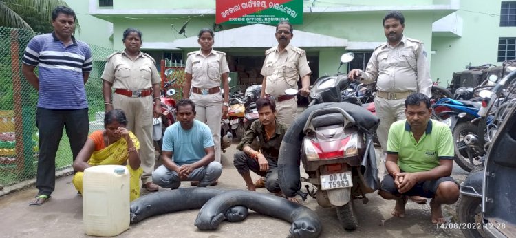 महुआ शराब के साथ चार गिरफ्तार 