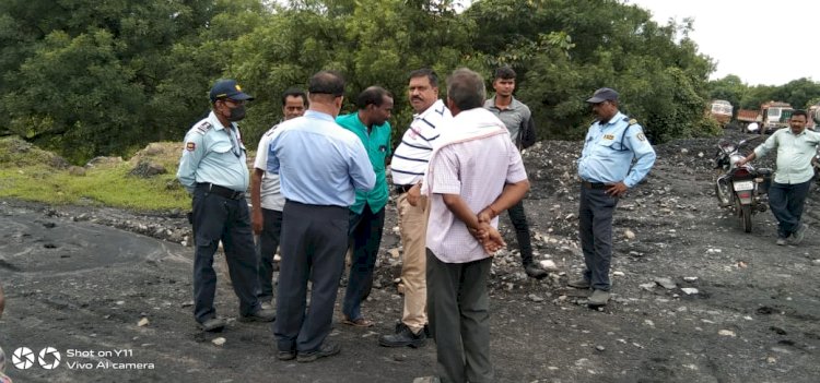 महिलाओं ने किया खनन मार्ग अवरूद्ध 