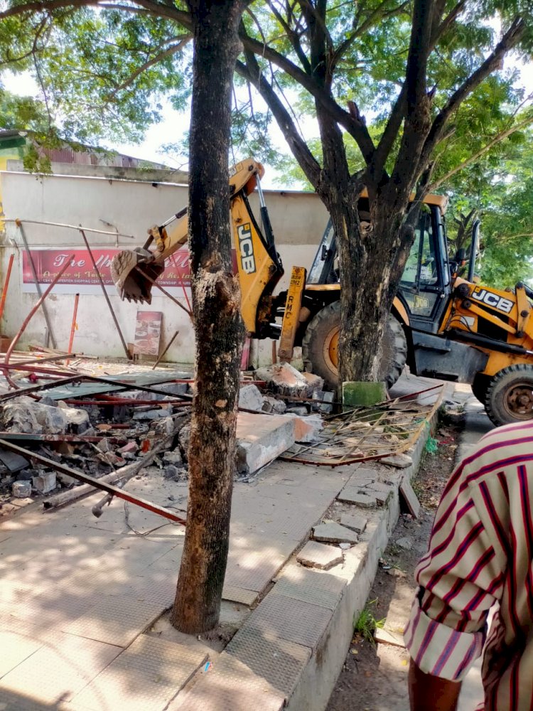 अवैद्य दुकान पर चला आरडीए का बुलडोजर 