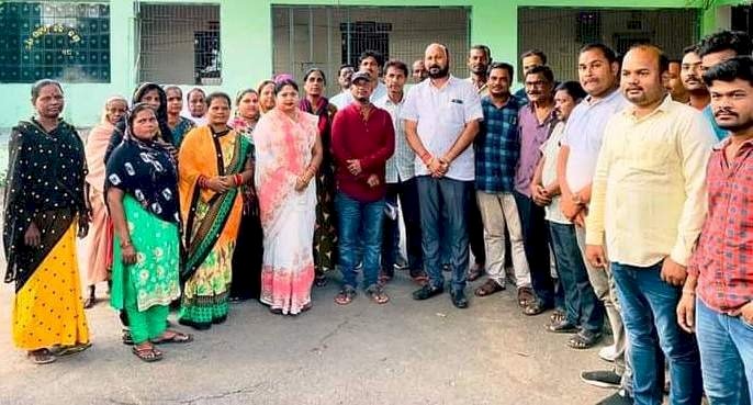 सड़क की समस्या को लेकर उपजिलापाल के पास गए लोग