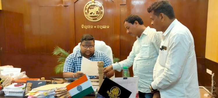 गाँव की विभिन्न समस्याओं को लेकर सरपंच ने की जिलाधिकारी से मुलाकात 
