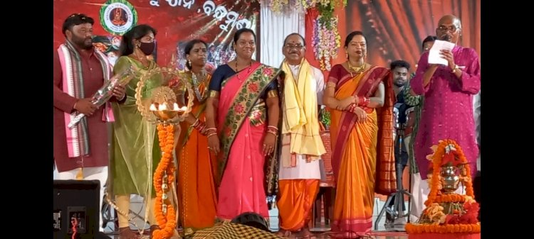 नुआखाई के मंच पर छात्रों को पुरस्कृत किया गया 