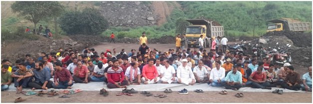 स्थानीय बेरोजगारो की नियुक्ति को लेकर धरना प्रदर्शन 