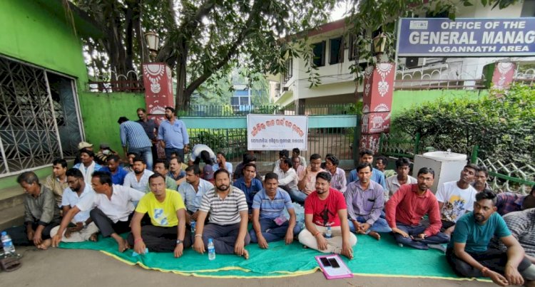 खान प्रबंधन के खिलाफ जोरागाडी़या के ग्रामीणो का विरोध प्रदर्शन 