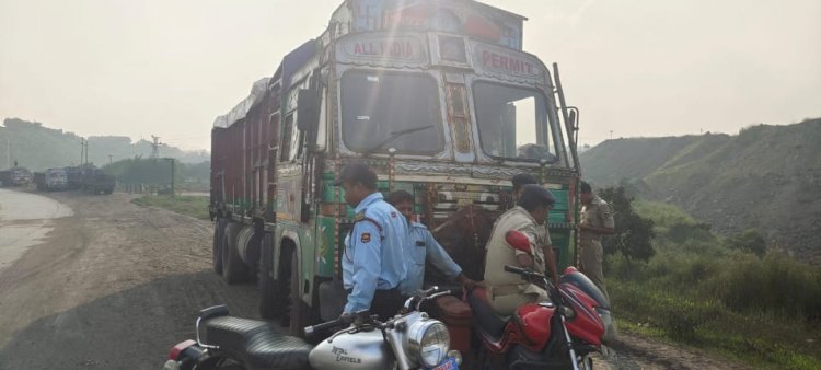 चोरी का कोयला ट्रक जब्त चालक फरार