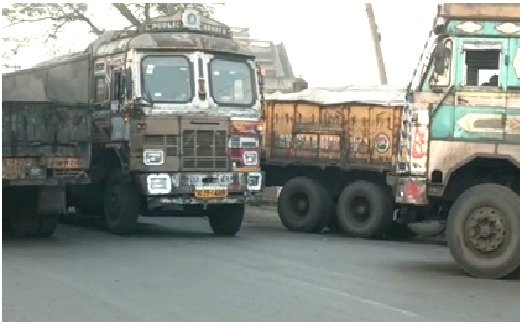 तेल भरने के लिए राष्ट्रीय राजमार्ग हो रहा है जाम प्रशासन मौन 