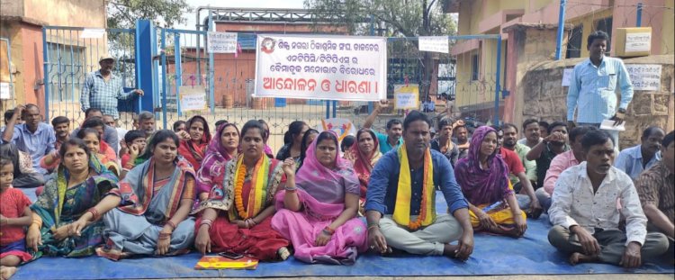 नियुक्ति के वादे बाद अस्थायी रूप से आंदोलन स्थगित 