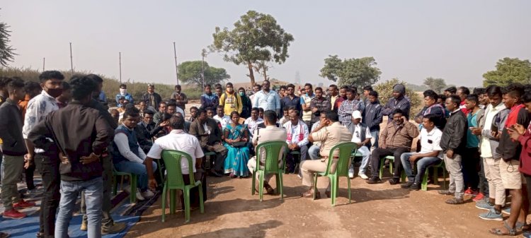 जेएसडब्ल्यू सीमेंट प्रबंधन के विरूद्ध ग्रामीणो का धरना प्रदर्शन सहमति के बाद हटे ग्रामीण 