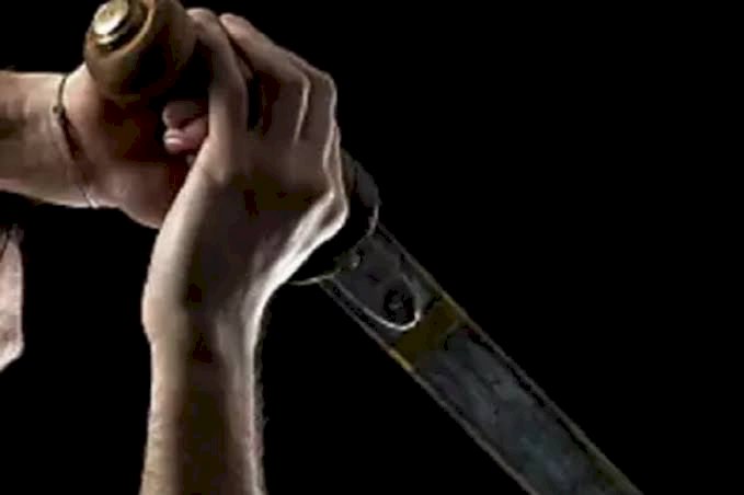 तलवार के वार से बचकर भागा तो जलादी मोटरसाइकिल 